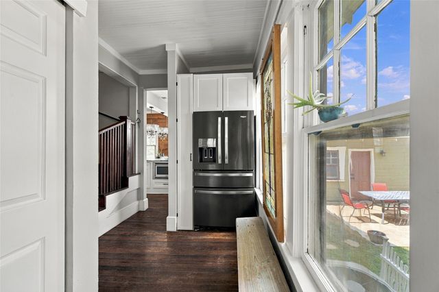 300 W College Street, Grapevine, TX 76051