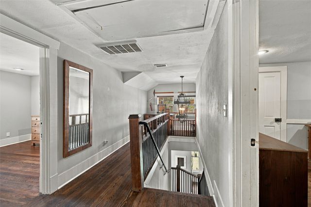 300 W College Street, Grapevine, TX 76051