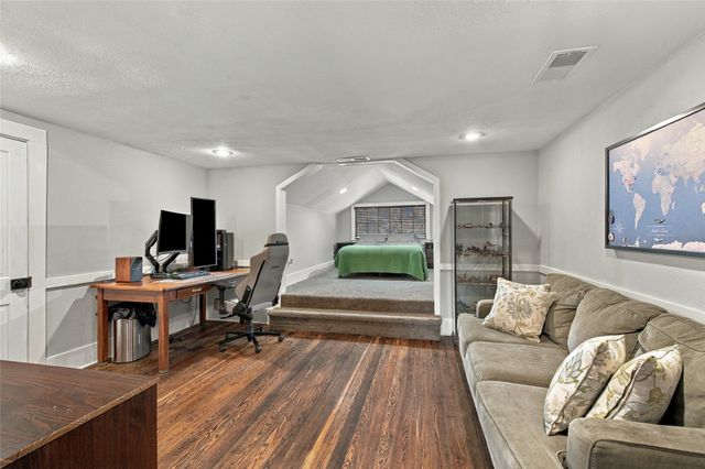 300 W College Street, Grapevine, TX 76051
