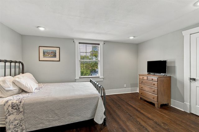 300 W College Street, Grapevine, TX 76051