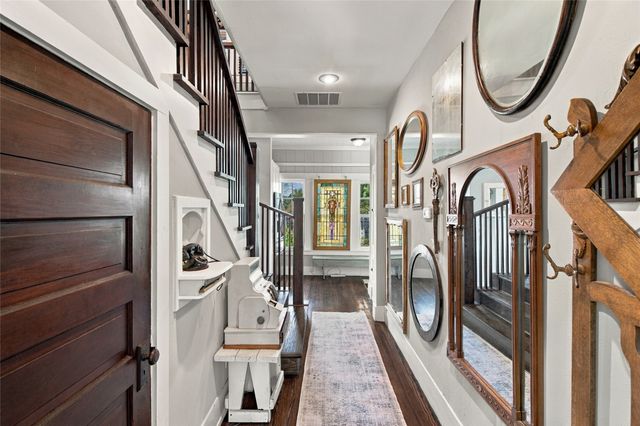 300 W College Street, Grapevine, TX 76051