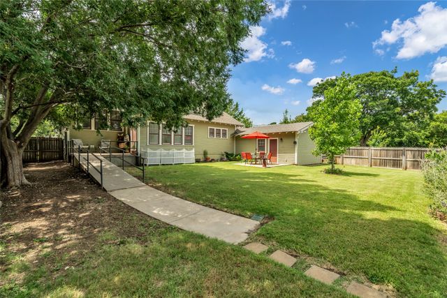 300 W College Street, Grapevine, TX 76051