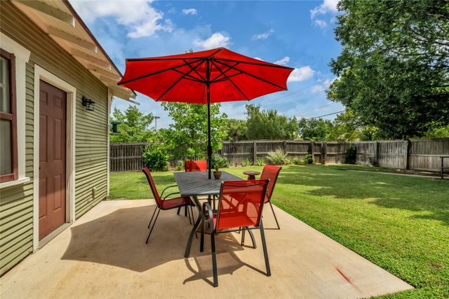 300 W College Street, Grapevine, TX 76051