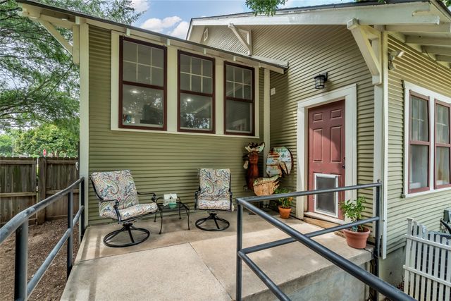 300 W College Street, Grapevine, TX 76051