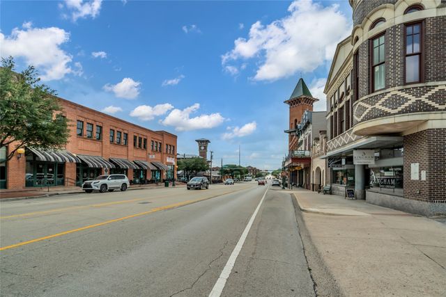 300 W College Street, Grapevine, TX 76051