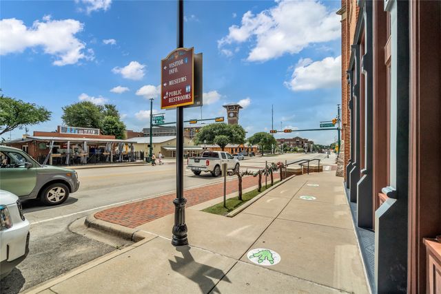 300 W College Street, Grapevine, TX 76051
