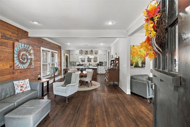 300 W College Street, Grapevine, TX 76051