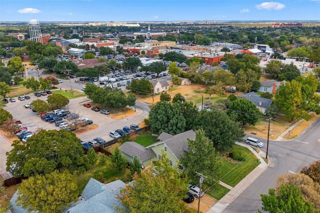 300 W College Street, Grapevine, TX 76051