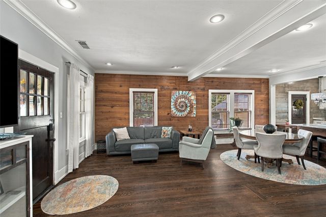 300 W College Street, Grapevine, TX 76051