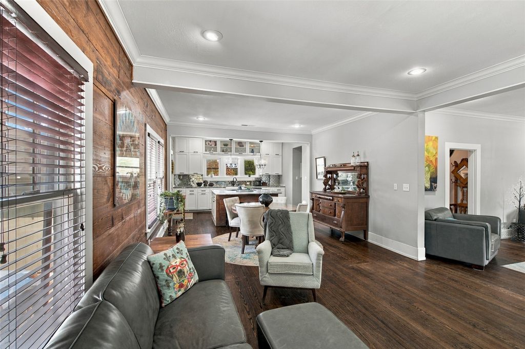 300 W College Street, Grapevine, TX 76051 — photo 5