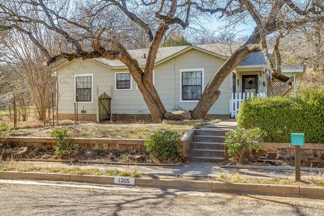 1205 5th Avenue, Mineral Wells, TX 76067