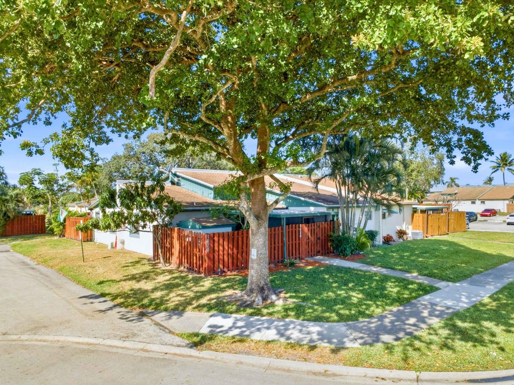 1020 Manor Drive, Palm Springs, FL 33461