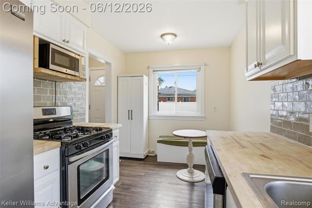 23111 Scotia Road, Oak Park, MI 48237