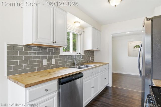 23111 Scotia Road, Oak Park, MI 48237