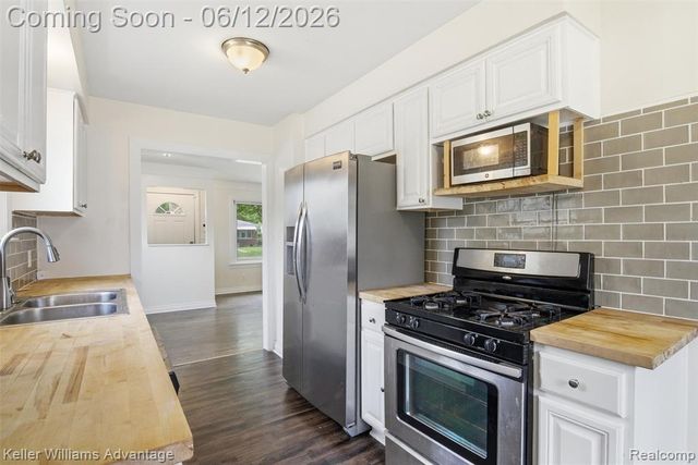 23111 Scotia Road, Oak Park, MI 48237