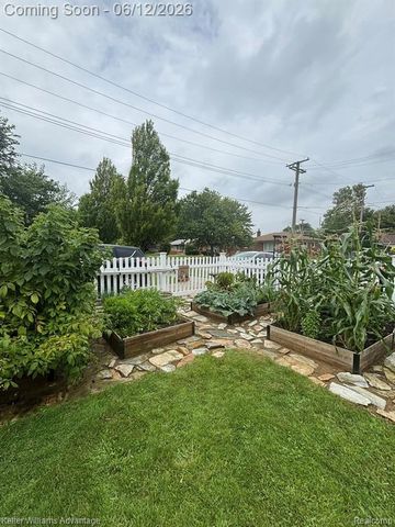 23111 Scotia Road, Oak Park, MI 48237