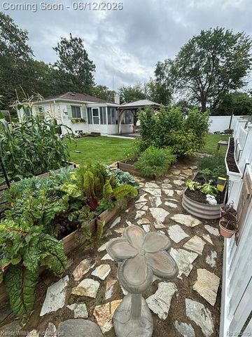 23111 Scotia Road, Oak Park, MI 48237