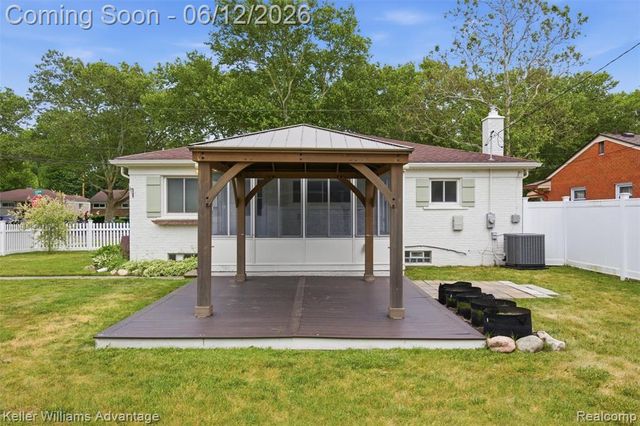 23111 Scotia Road, Oak Park, MI 48237