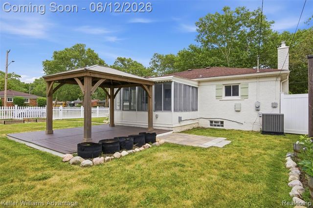 23111 Scotia Road, Oak Park, MI 48237