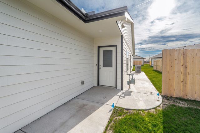 471 E Harper St, Valley Center, KS 67147