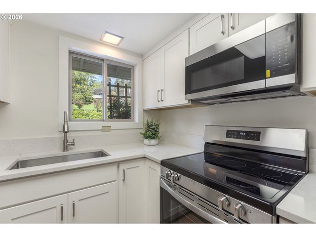 11575 Sw CROWN Ct 2, King City, OR 97224