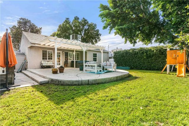 17145 Strathern Street, Lake Balboa, CA 91406