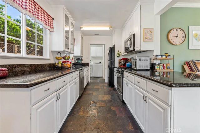 17145 Strathern Street, Lake Balboa, CA 91406