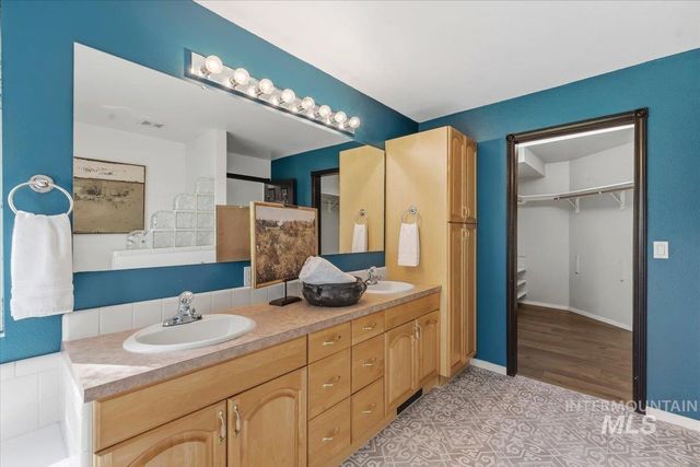 9940 Aztlan Dr, Nampa, ID 83686