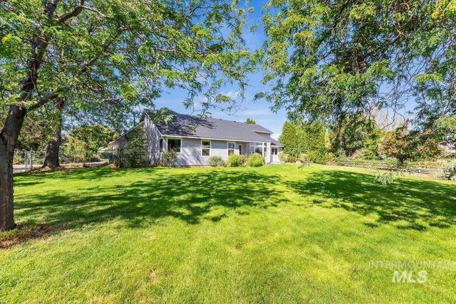 9940 Aztlan Dr, Nampa, ID 83686