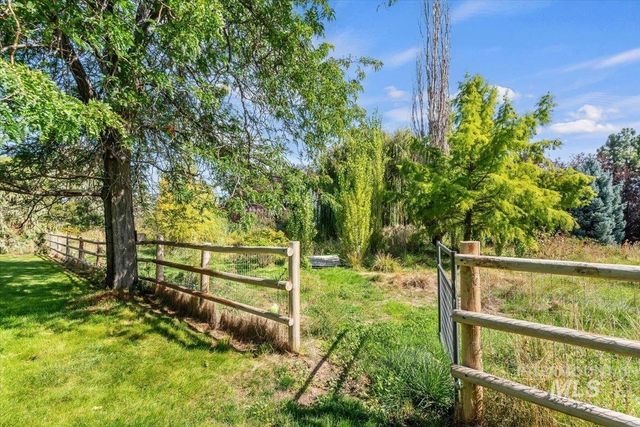 9940 Aztlan Dr, Nampa, ID 83686