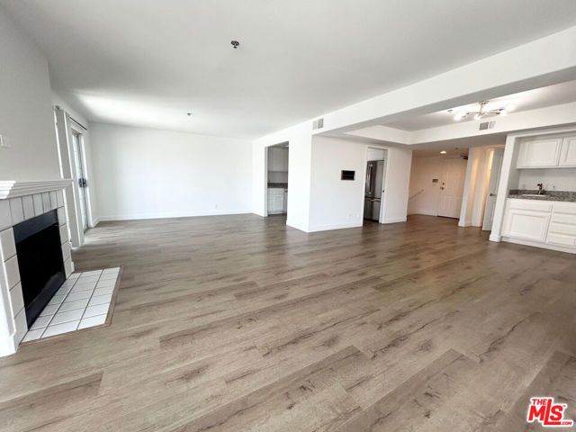 11734 MONTANA Avenue 409, Los Angeles, CA 90049