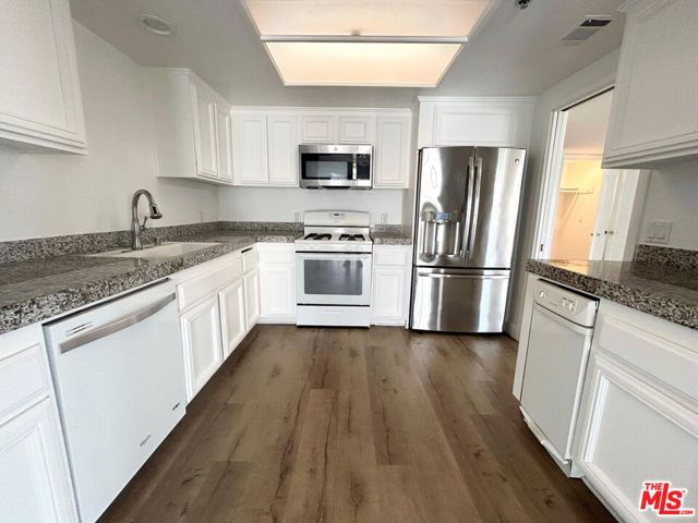 11734 MONTANA Avenue 409, Los Angeles, CA 90049
