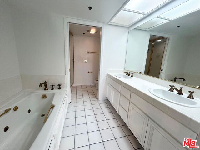 11734 MONTANA Avenue 409, Los Angeles, CA 90049