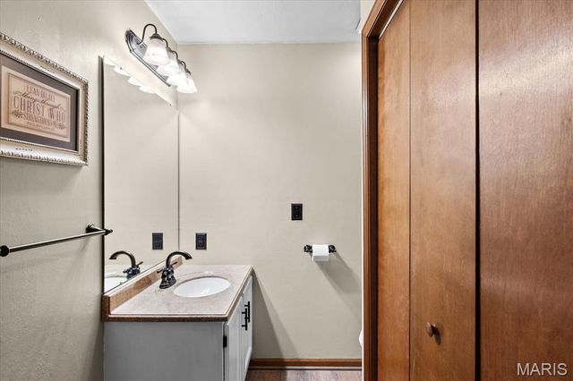 504 Crestwood Drive, Swansea, IL 62226