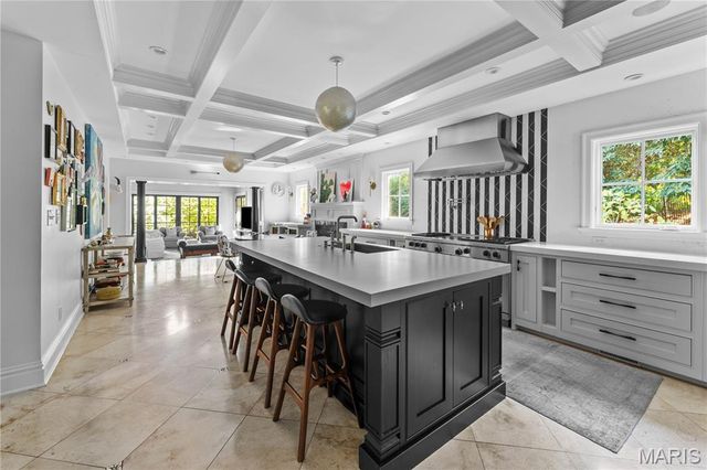 24 Oakleigh Lane, Ladue, MO 63124