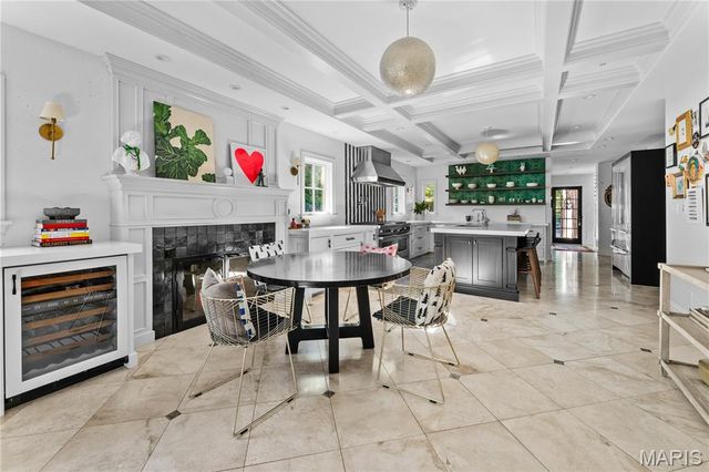 24 Oakleigh Lane, Ladue, MO 63124