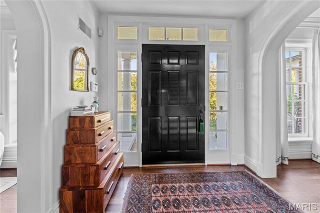 24 Oakleigh Lane, Ladue, MO 63124