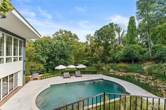 24 Oakleigh Lane, Ladue, MO 63124