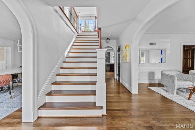 24 Oakleigh Lane, Ladue, MO 63124