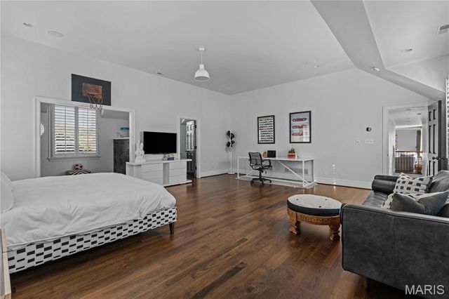 24 Oakleigh Lane, Ladue, MO 63124