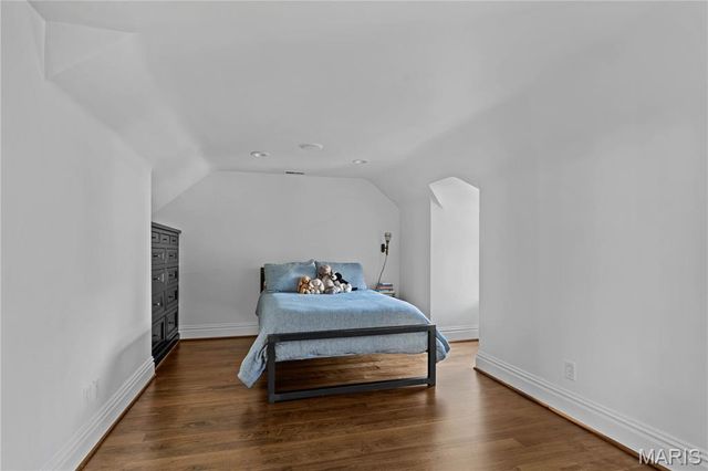 24 Oakleigh Lane, Ladue, MO 63124