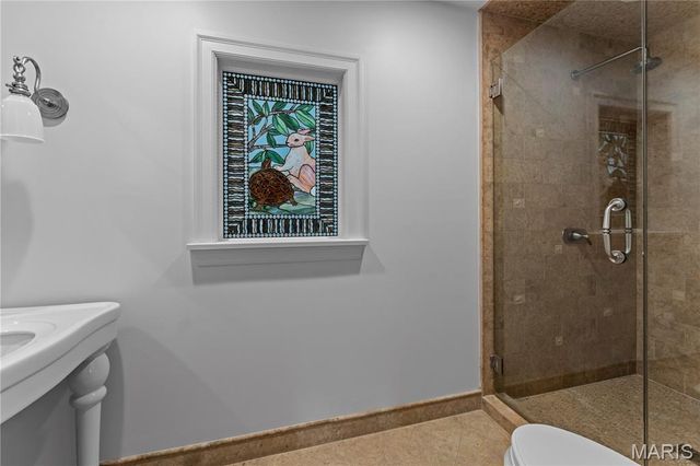 24 Oakleigh Lane, Ladue, MO 63124
