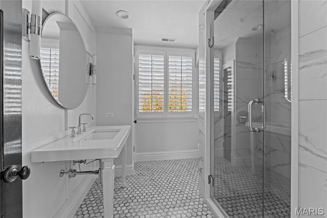 24 Oakleigh Lane, Ladue, MO 63124