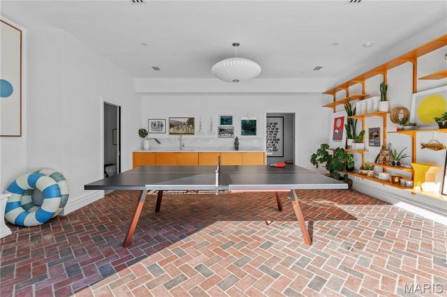 24 Oakleigh Lane, Ladue, MO 63124