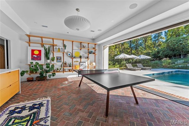 24 Oakleigh Lane, Ladue, MO 63124