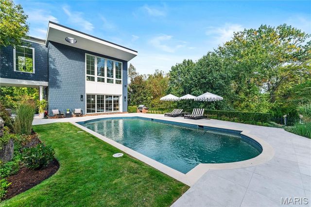 24 Oakleigh Lane, Ladue, MO 63124