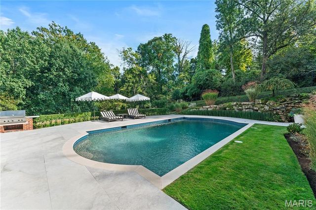 24 Oakleigh Lane, Ladue, MO 63124