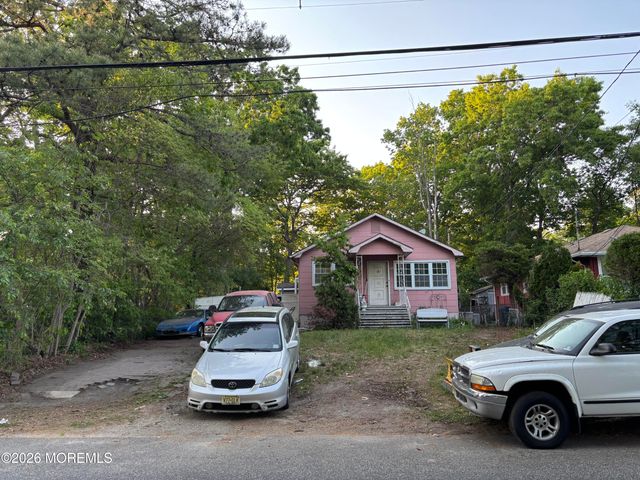 15 E 1st Street, Howell, NJ 07731