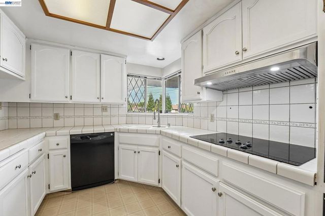 214 Redondo Dr, Pittsburg, CA 94565