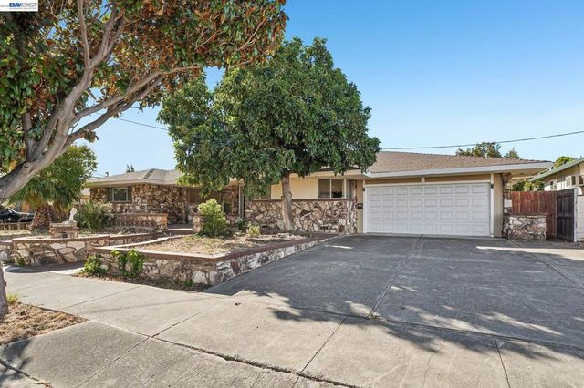 214 Redondo Dr, Pittsburg, CA 94565